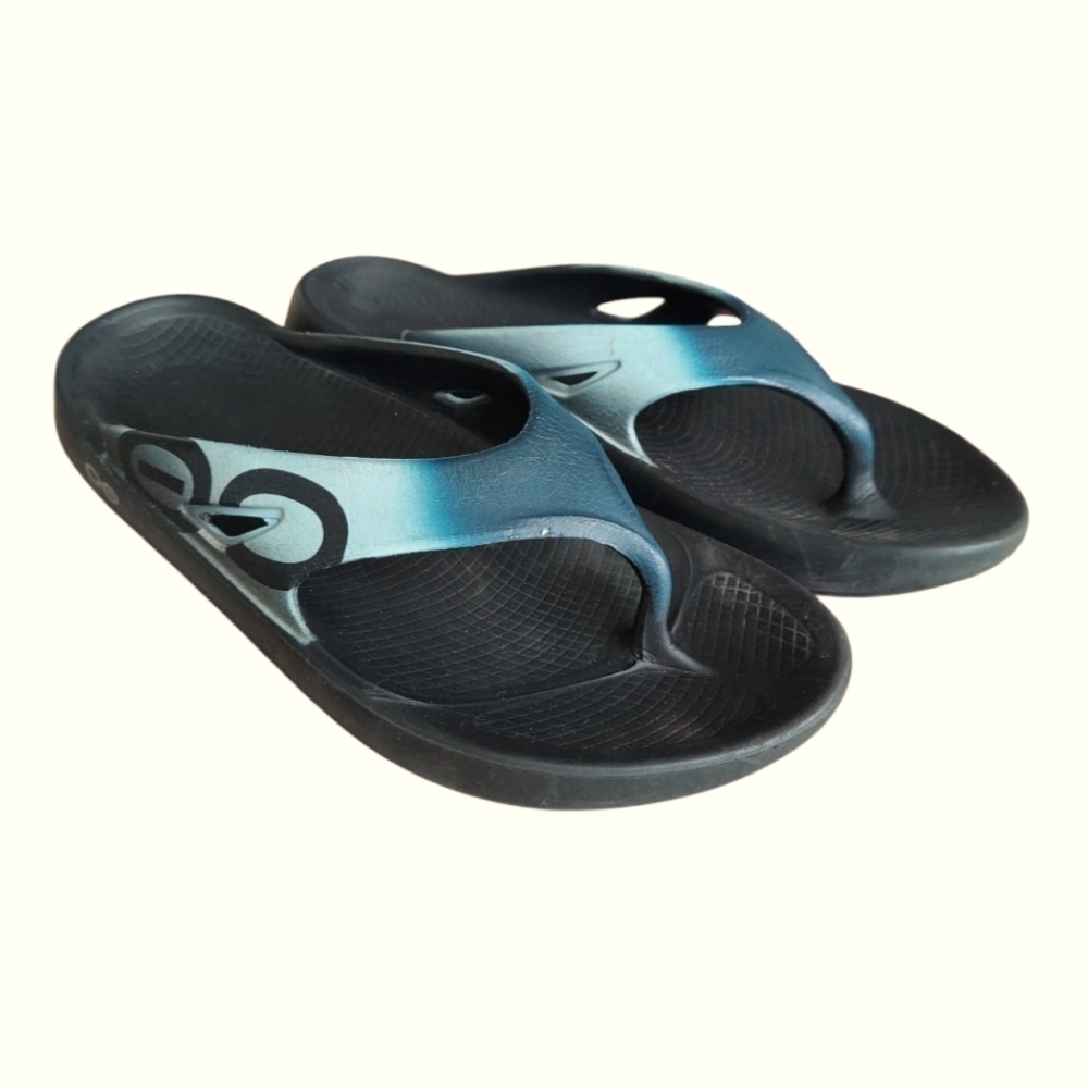 OOFOS Men's Black and Blue Gradient Flip-Flops